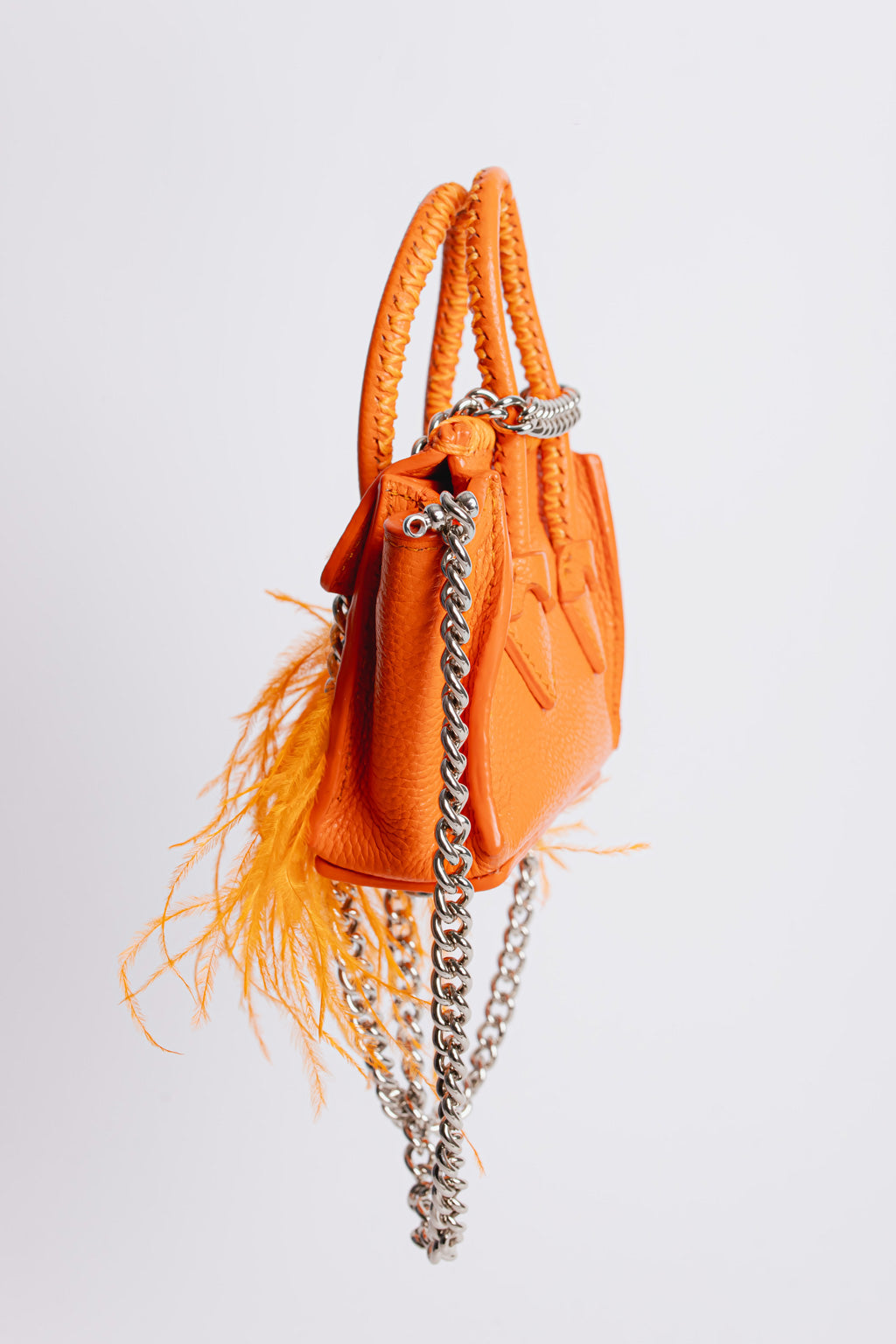 La Bebe en Naranja y Plumas