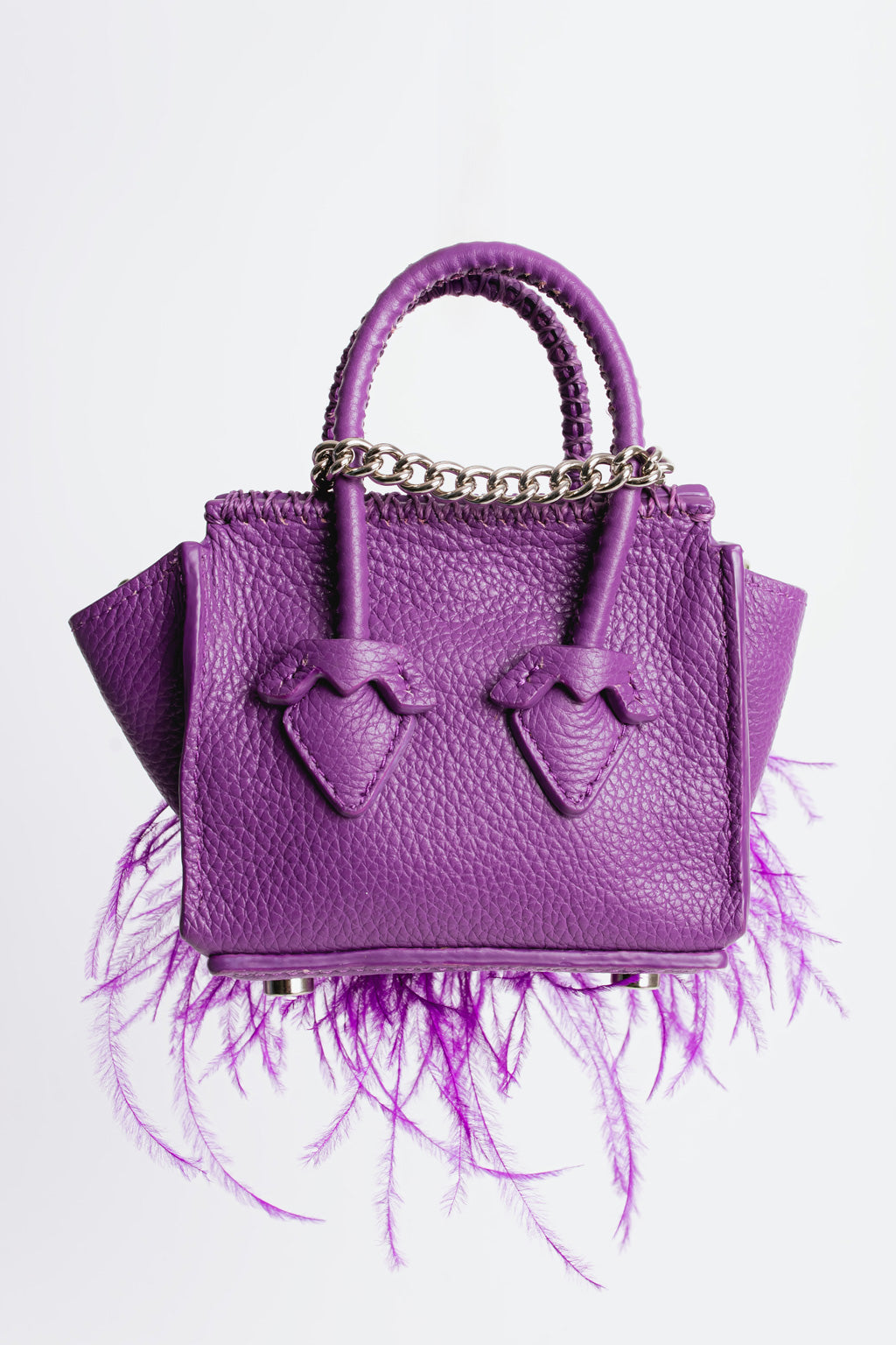 La Bebe en Morado con plumas