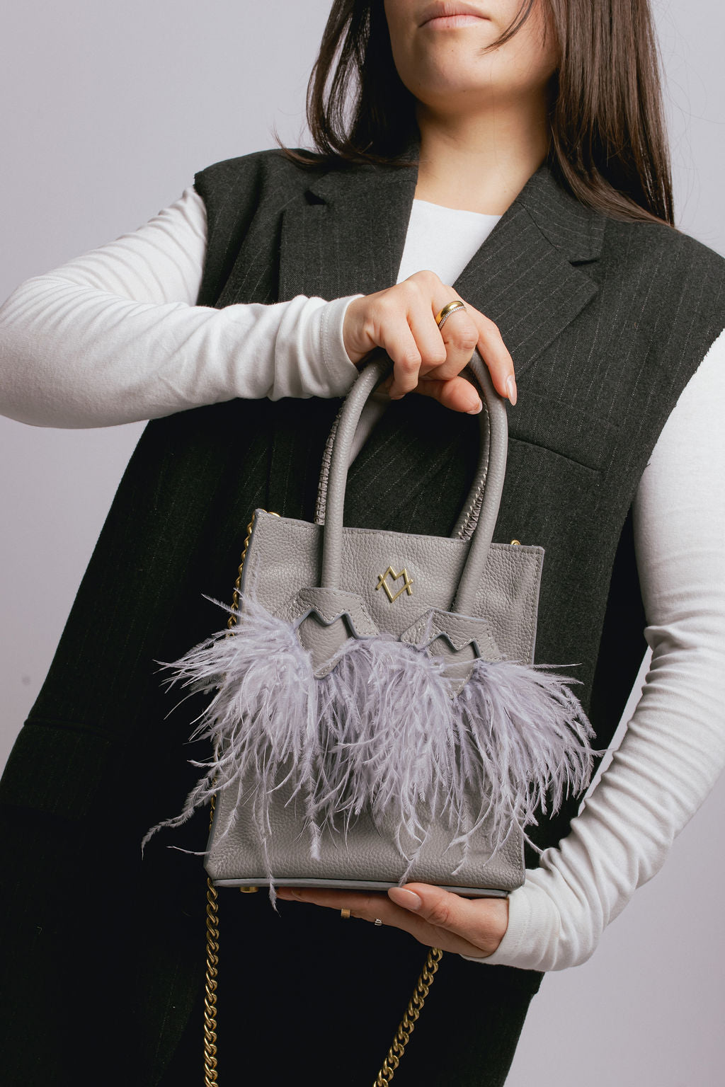 Tita en Gris con Plumas