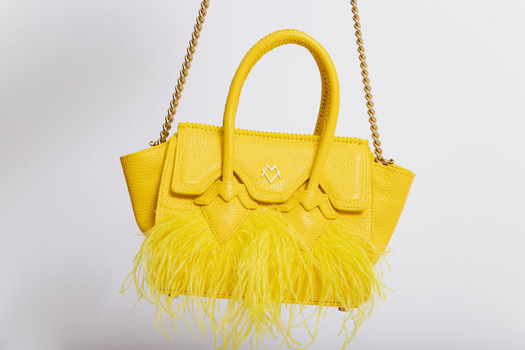 Valentina en amarillo canario y plumas