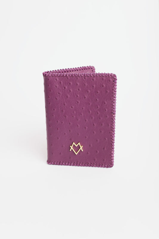 Tarjetero de pasaporte en morado (piel gofrada de avestruz)