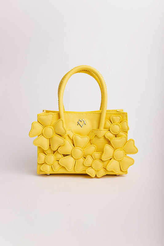 Lupita en jaune