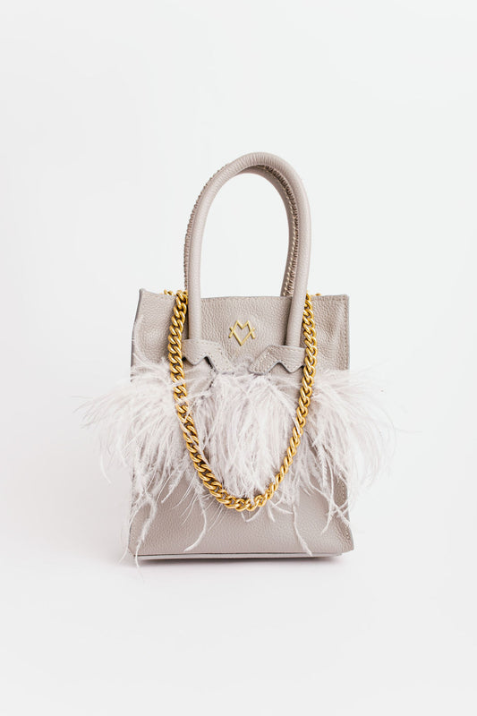 Tita en Gris avec Plumes