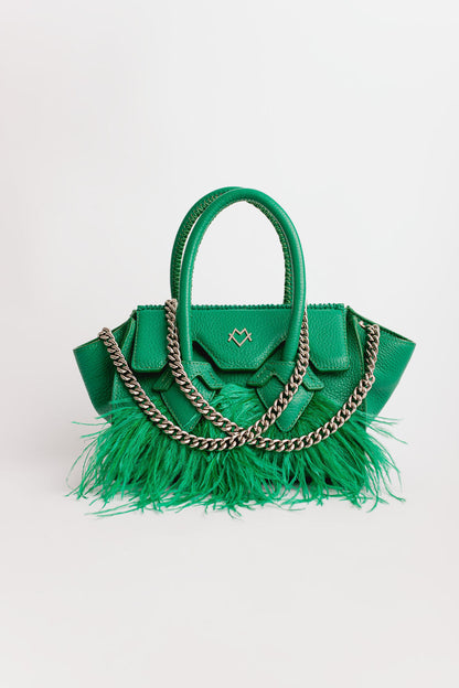 Valentina de verde con plumas