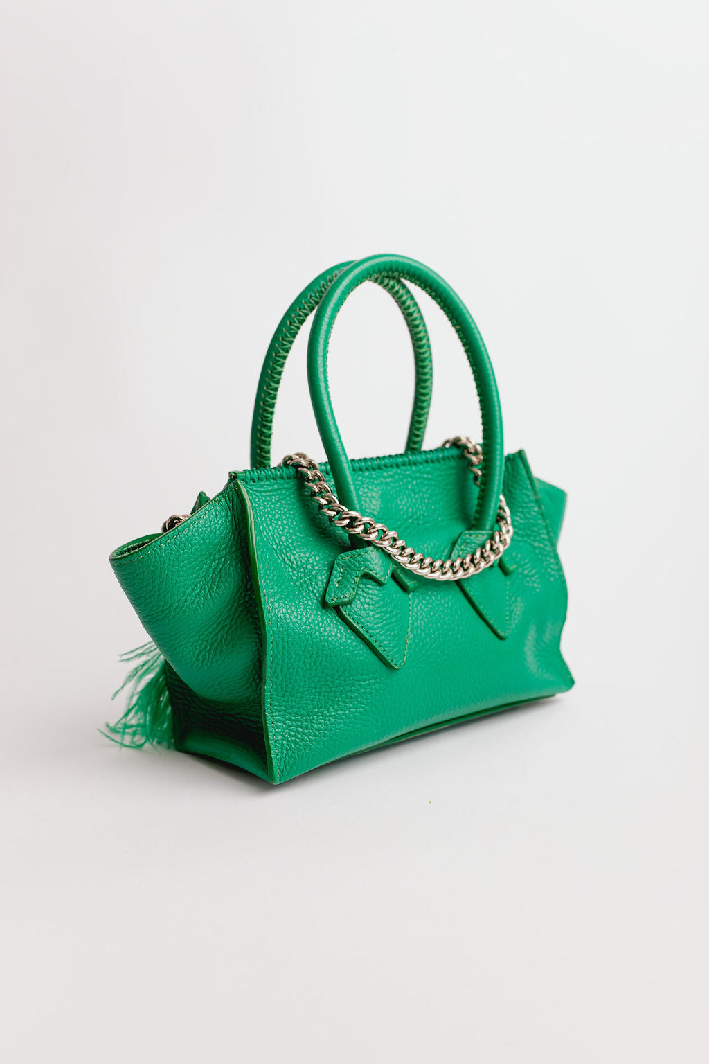 Valentina de verde con plumas