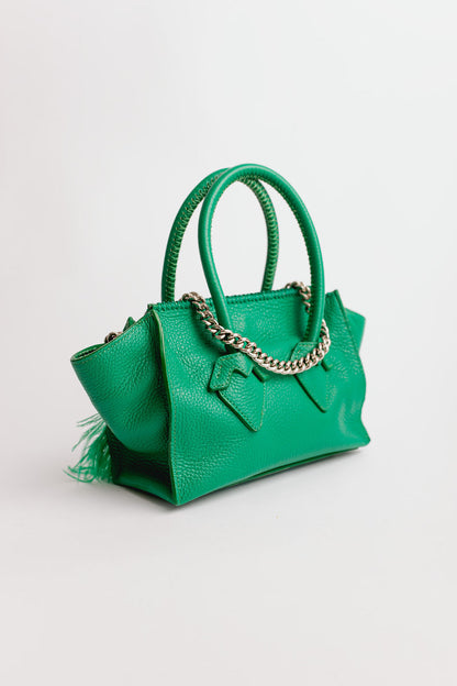 Valentina de verde con plumas
