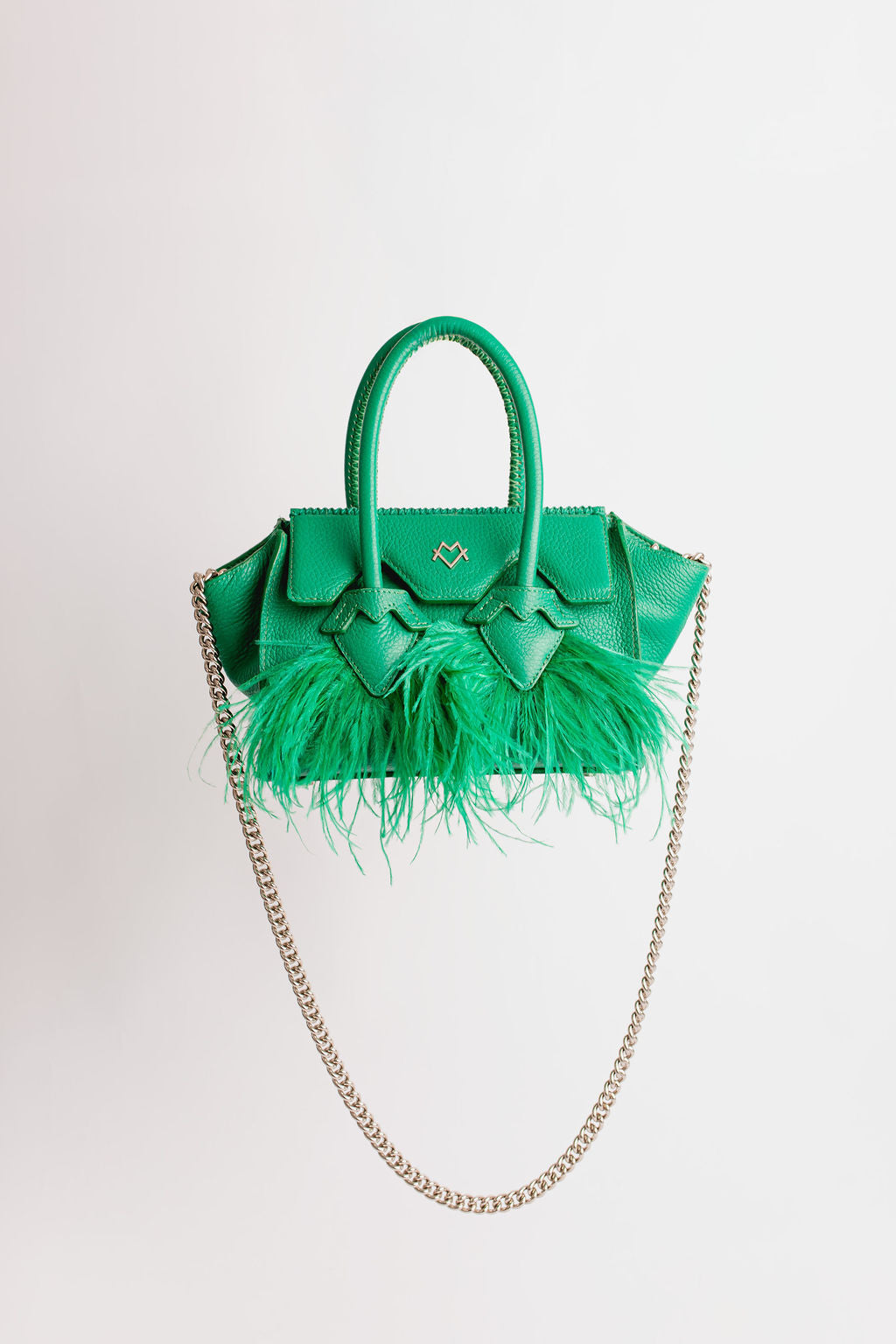 Valentina de verde con plumas