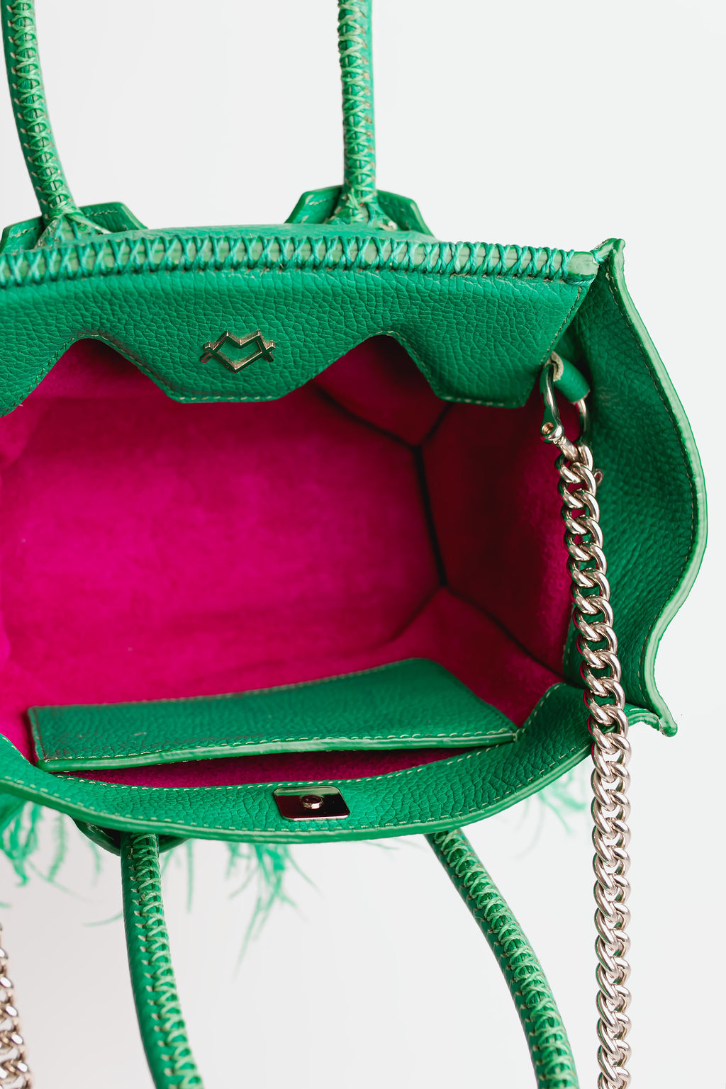 Valentina de verde con plumas