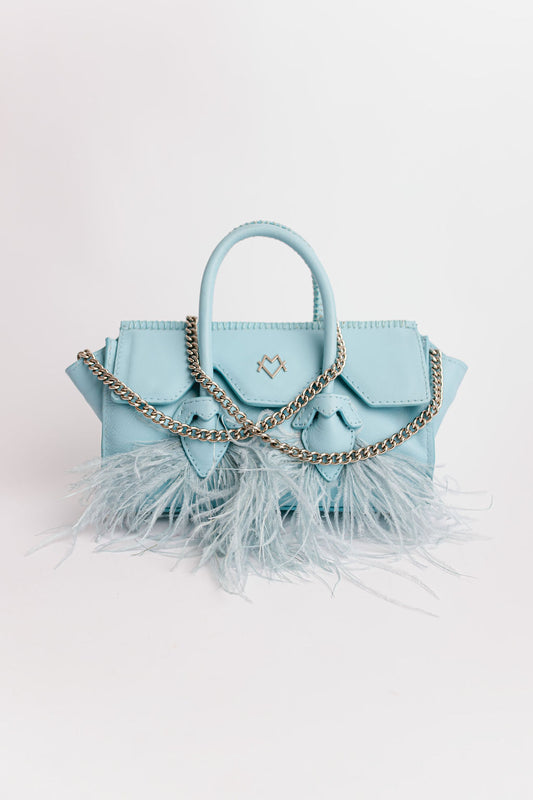 Fatima en bleu layette et plumes