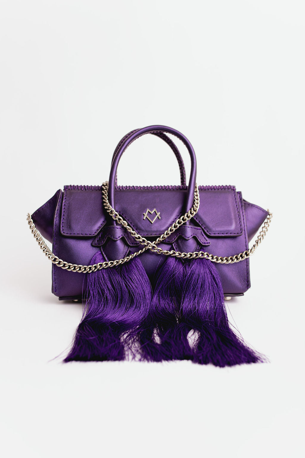 Fátima en morado metálico