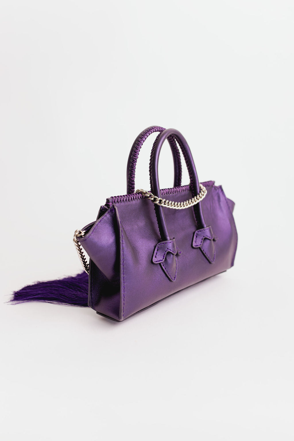 Fátima en morado metálico