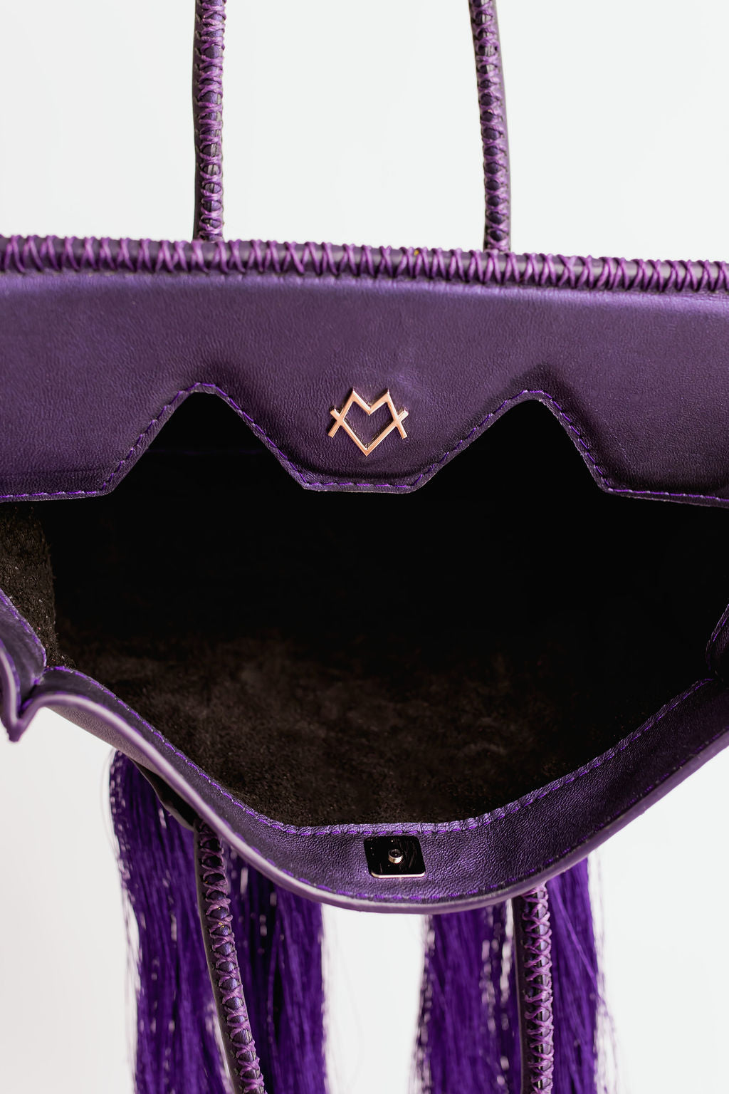 Fátima en morado metálico