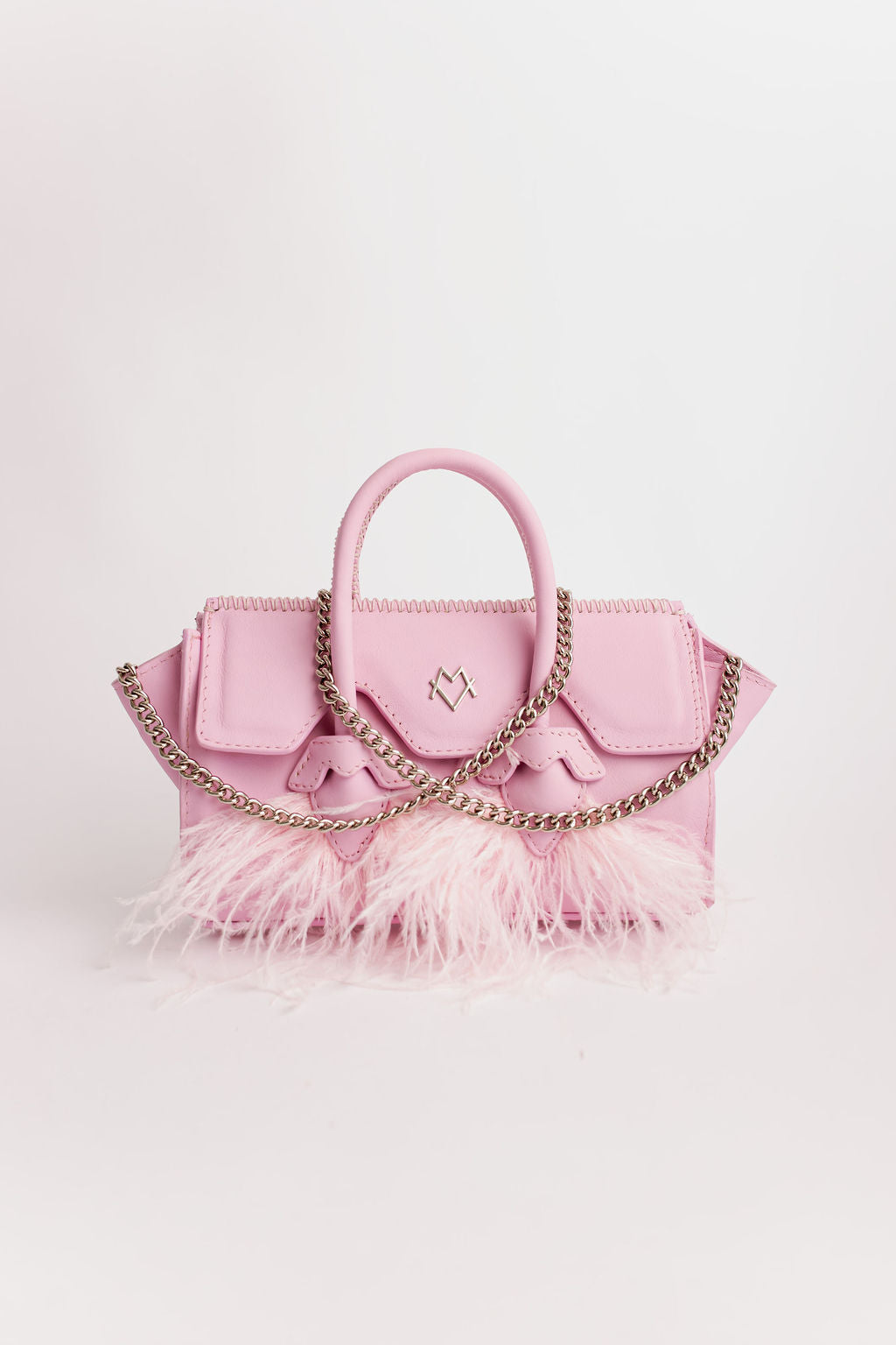 Fátima en rosa bebé y plumas