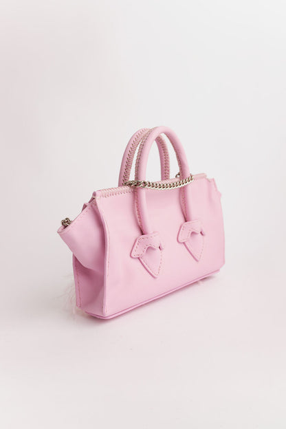 Fátima en rosa bebé y plumas