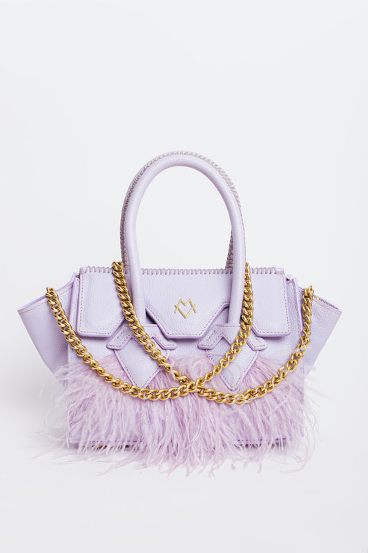 Valentina en lilas et plumes