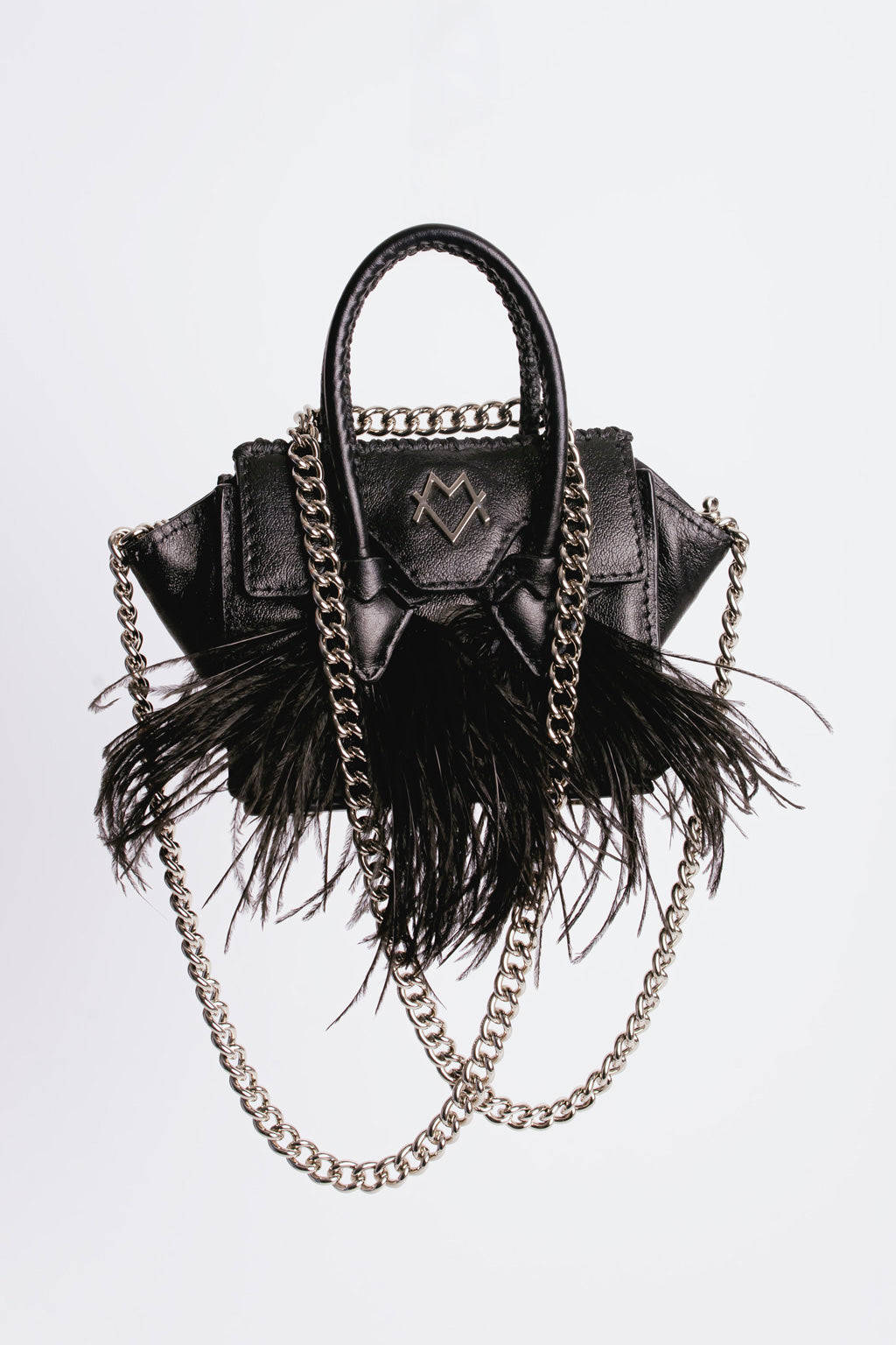 La bebe en Black with feathers