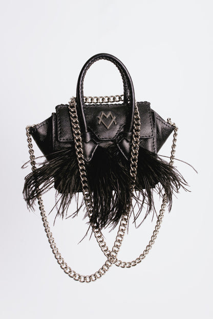 La bebe en Black with feathers