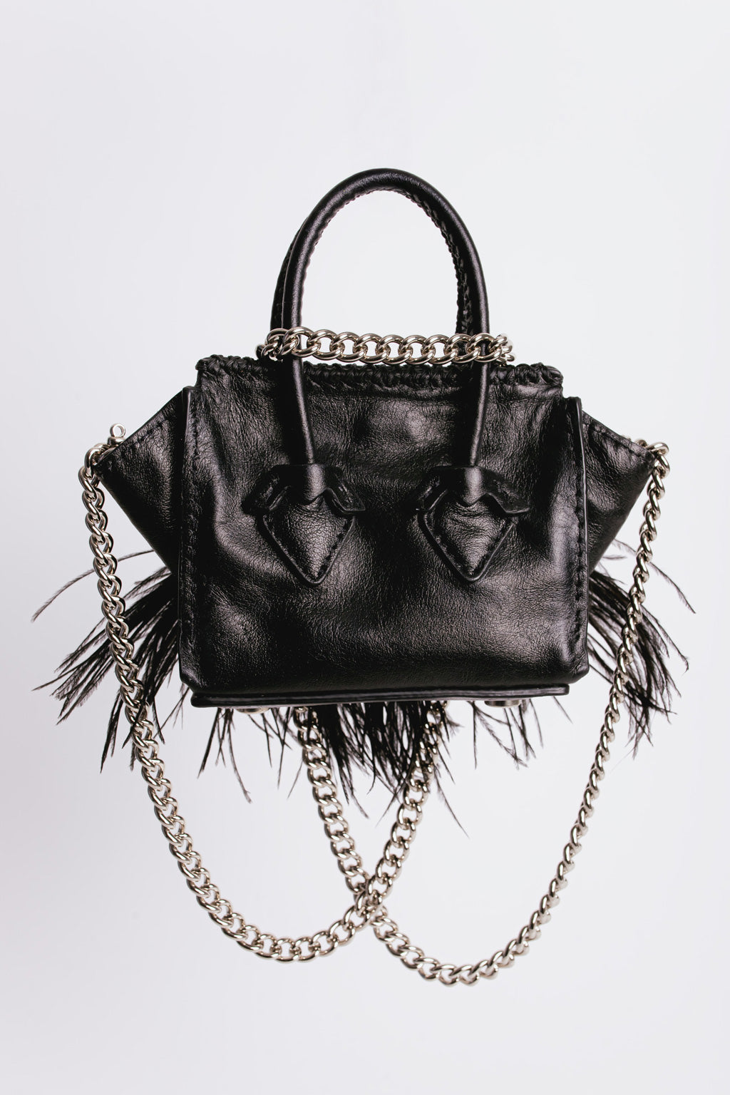 La bebe en Black with feathers