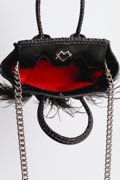 La bebe en Black with feathers