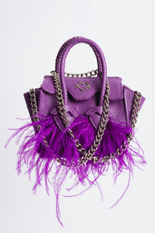 La Bebe en Morado con plumas