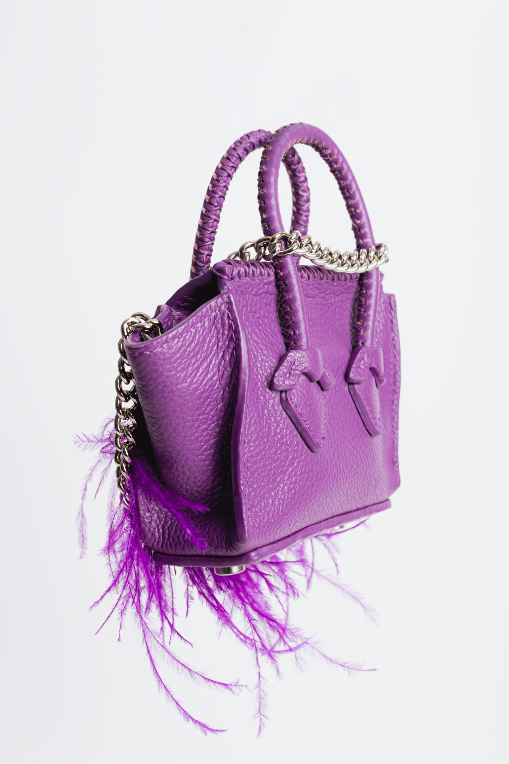 La Bebe en Morado con plumas