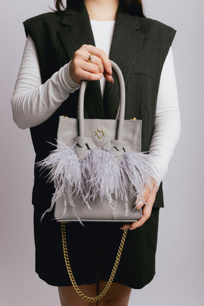 Tita en Gris con Plumas