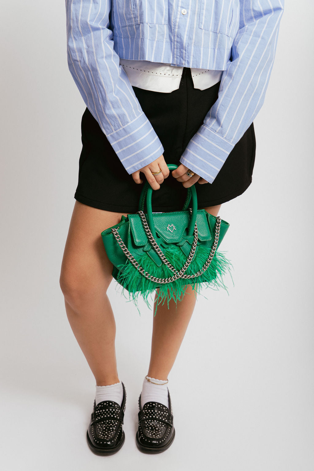Valentina en Verde Esmeralda y Plumas / Cadena Plata