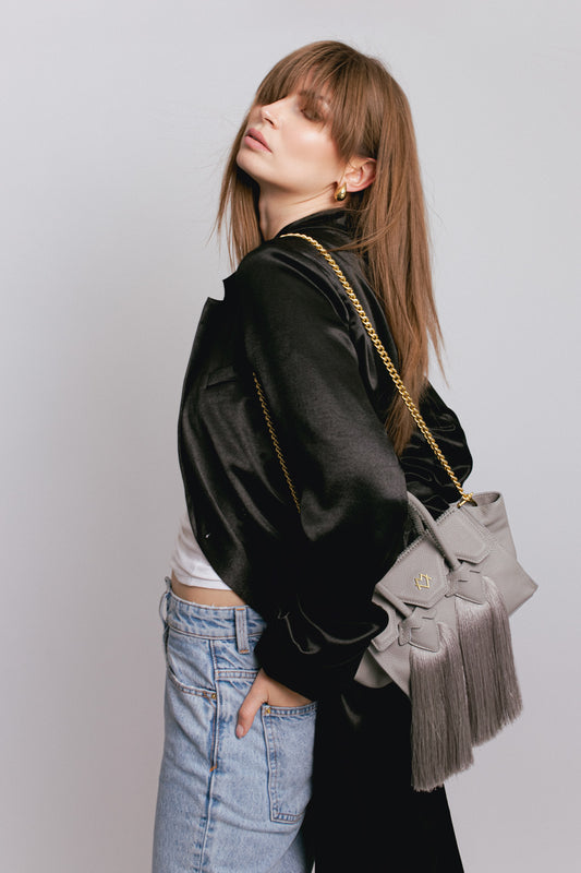 Valentina en gris