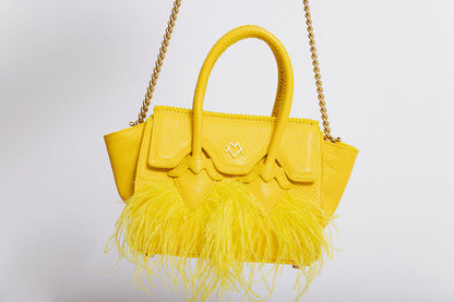 Valentina en amarillo canario y plumas