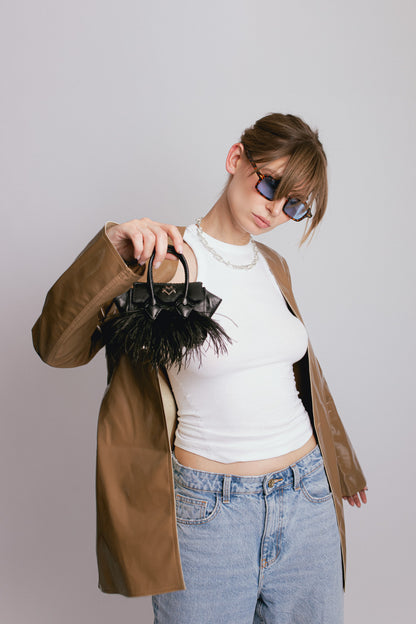 La bebe en Black with feathers